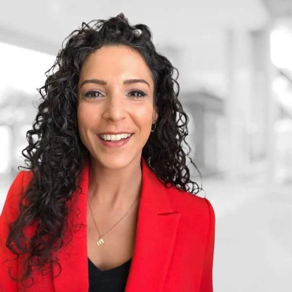 Bio Photo Red Marisa Moon - Coach Foundation