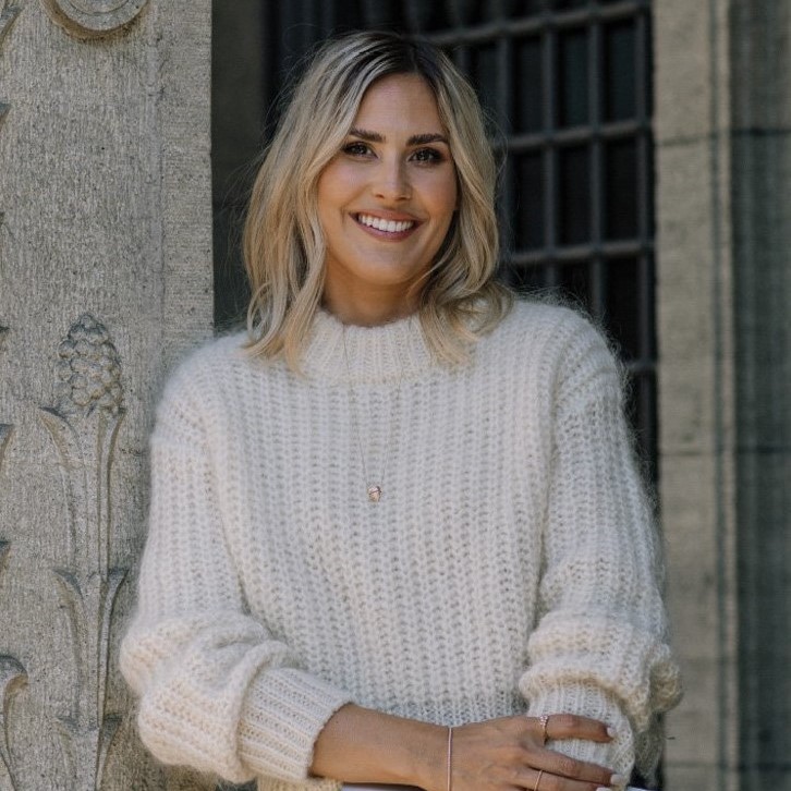 The Social Shells Social Media Nadine Burton Instagram Tik Tok Expert Business Education Course Home Top Banner Nadine 2 - Coach Foundation